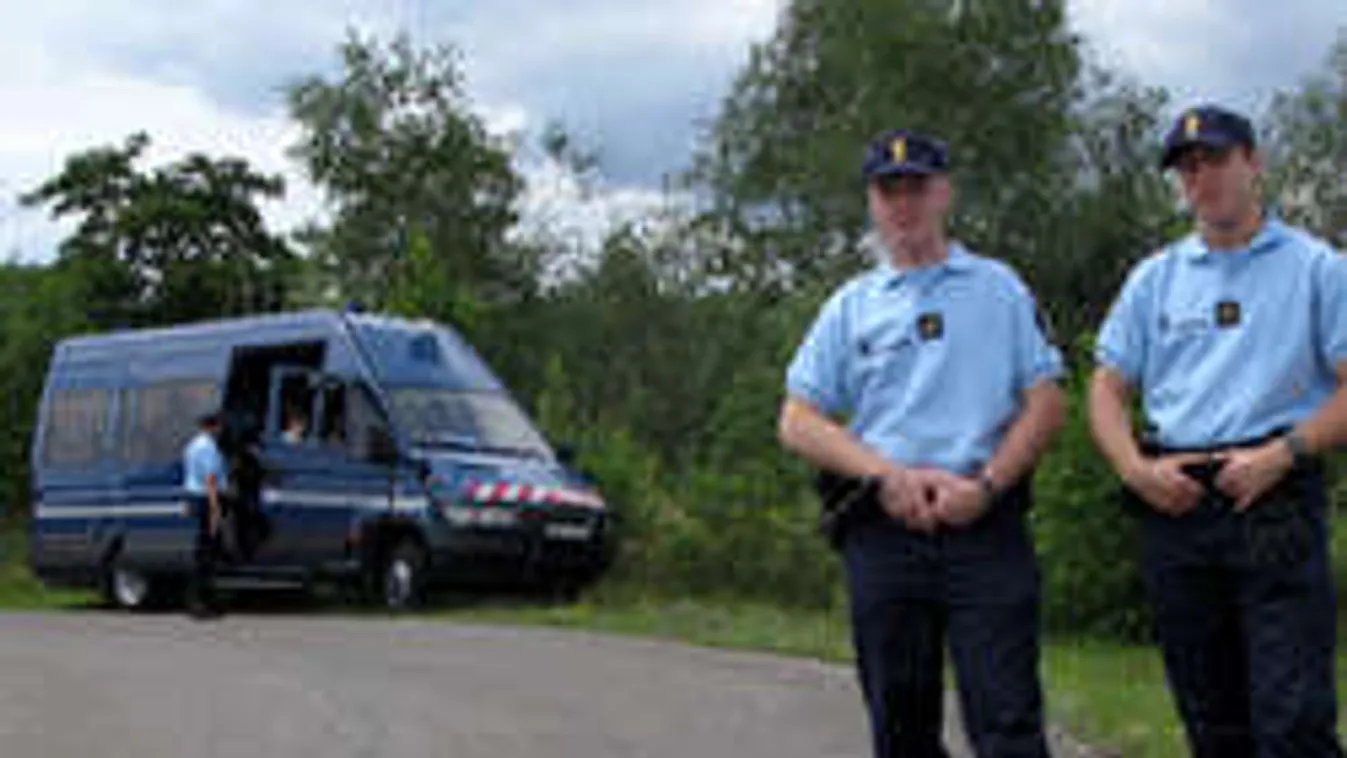 Rendőrök csempésztek át a határon migránsokat, óriási a balhé