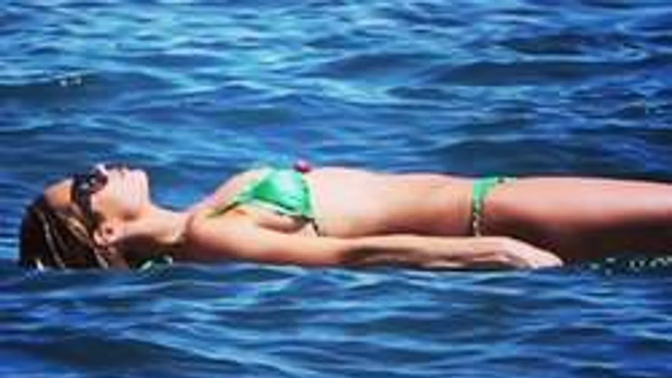 Elveszített melltartója nélkül szexi a focistafeleség