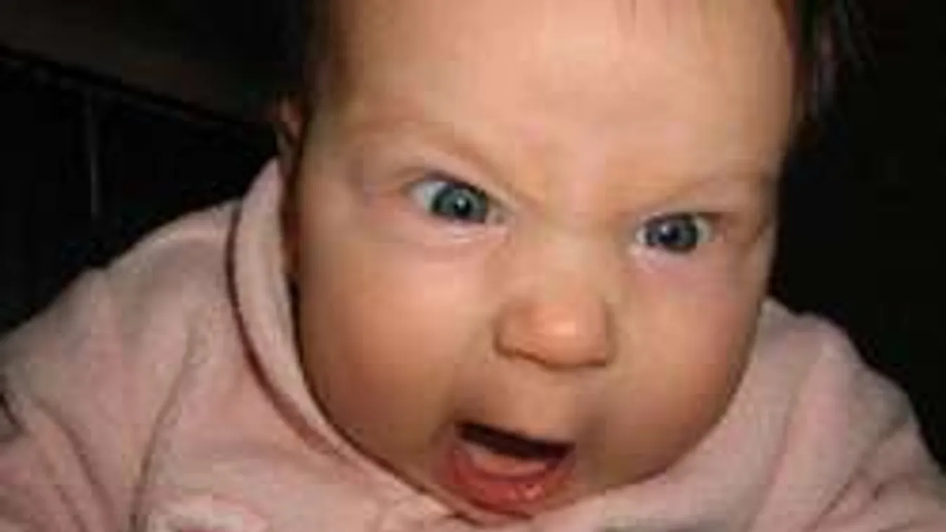 Gyerekkori Facebook-fotói miatt perli szüleit egy lány!