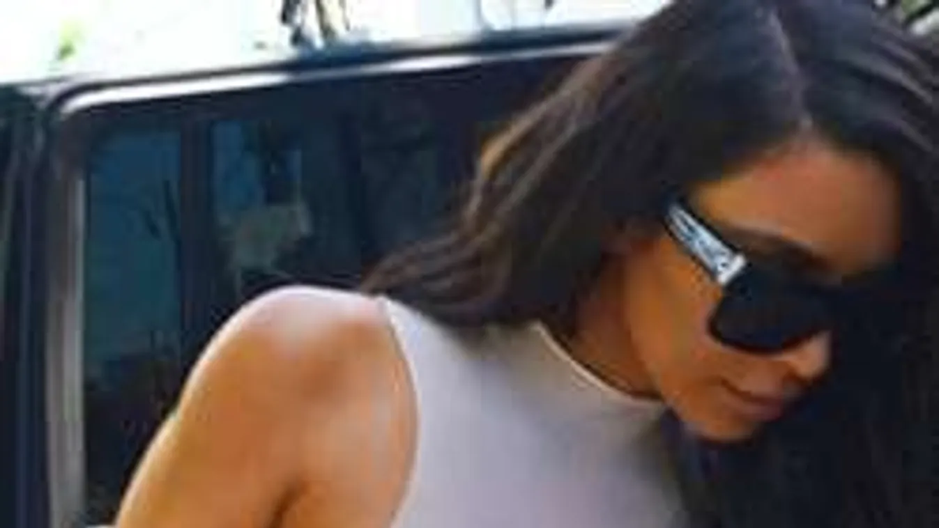 Ennél kevesebb textil már nem takarhat sztármelleket