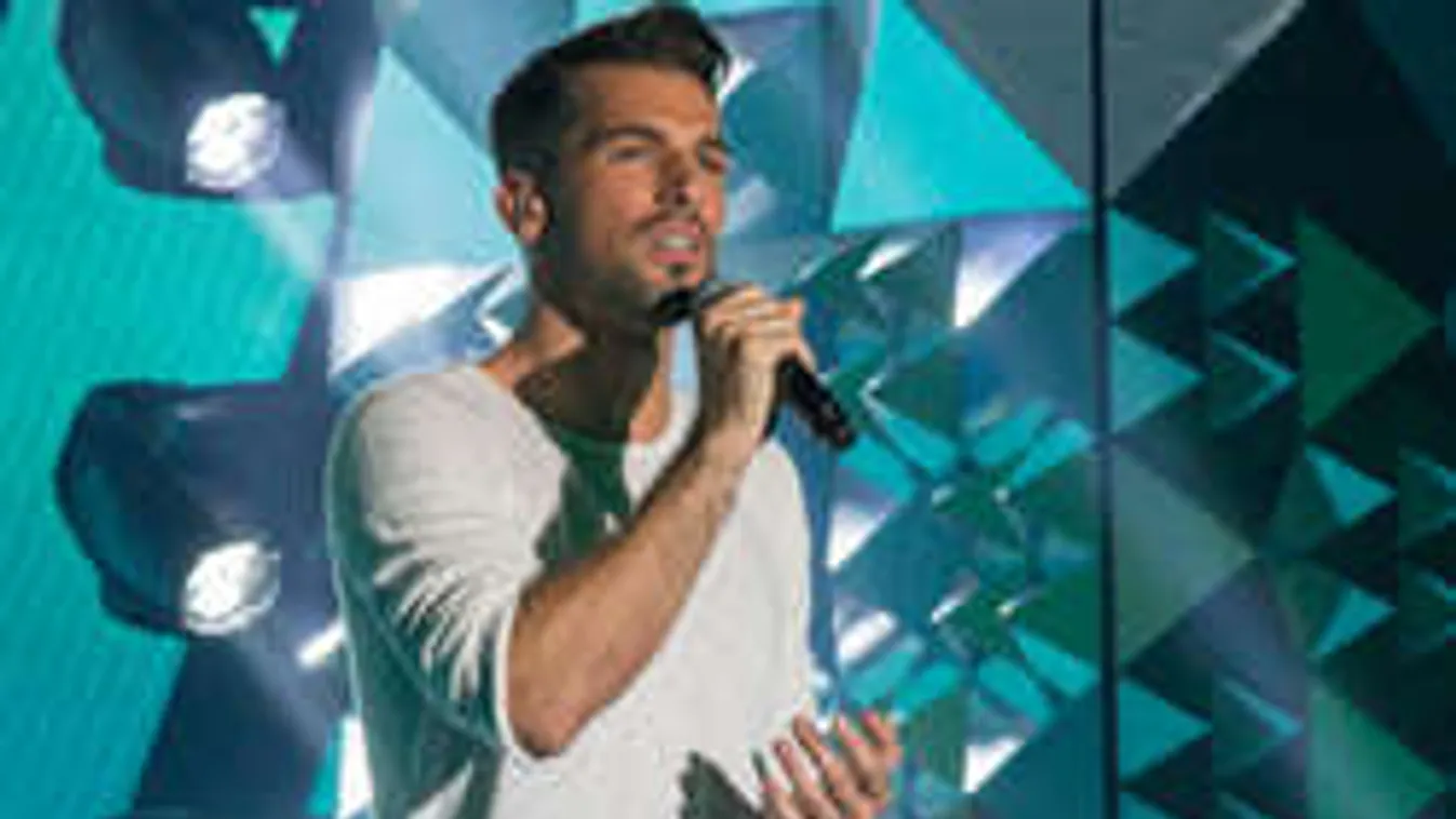 Alsógatyában feszít a TV2 szépfiúja