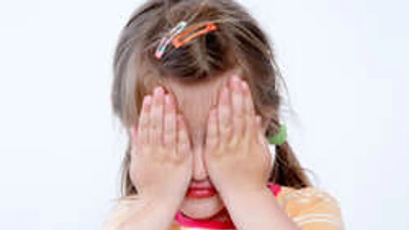 Gyertyával égette meg lánya nemi szervét az anya