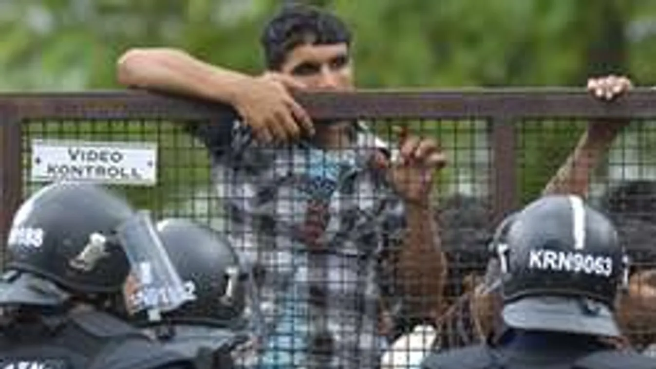 Jöhetnek a migránsok, akár a Fradi-Újpestre is