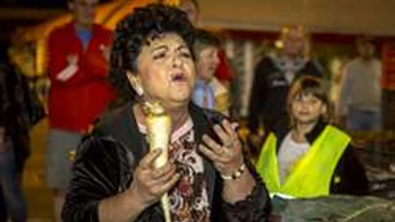 Nem hiszed el, mire cserélte a mikrofont Bangó Margit!