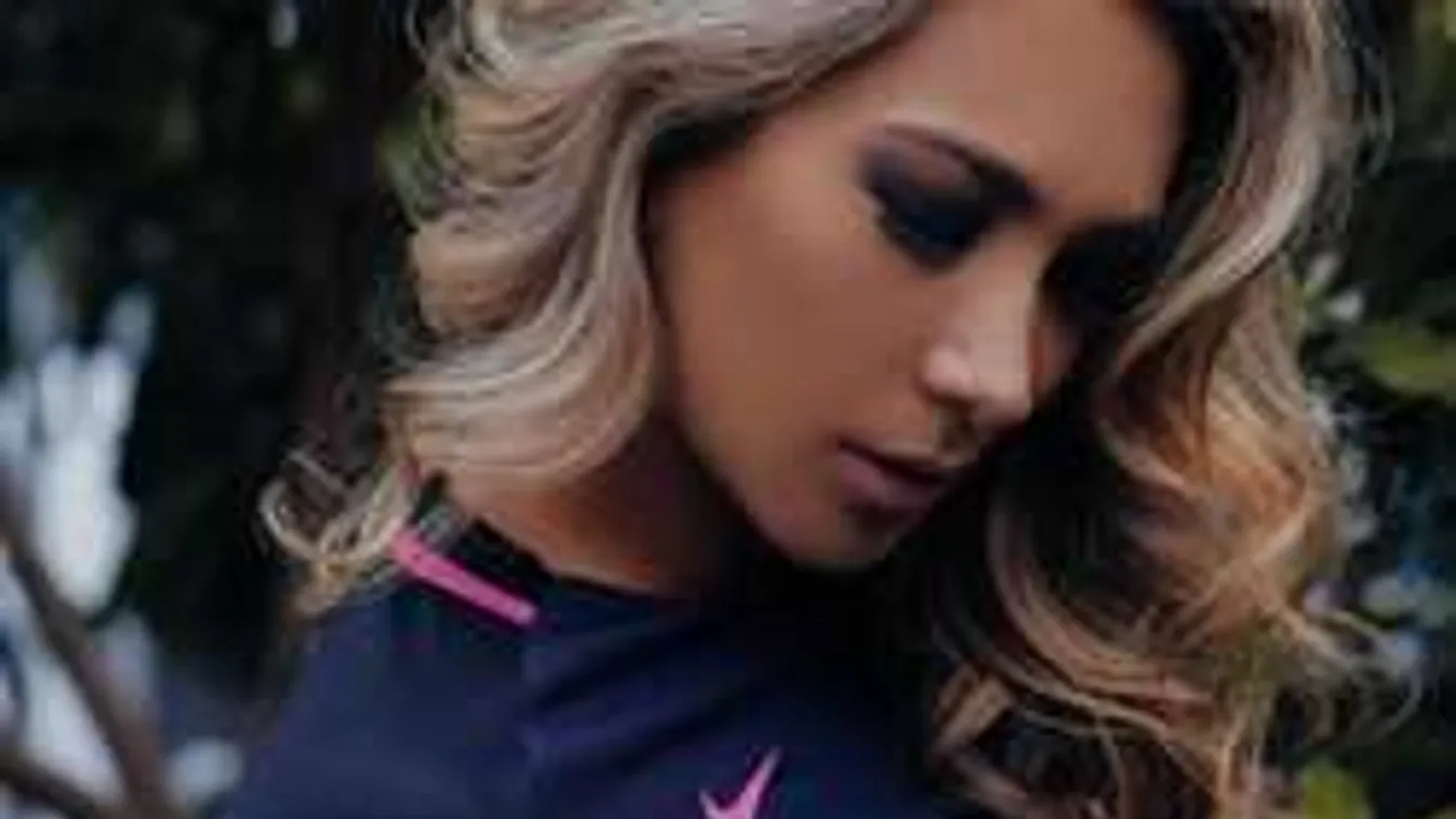 Méretes melleivel kacérkodik a bombatestű szurkolólány