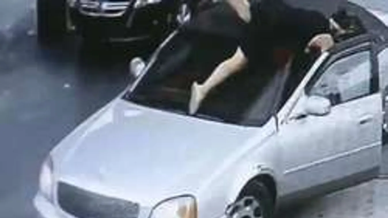 Elüttette magát a nő, hogy visszaszerezze táskáját