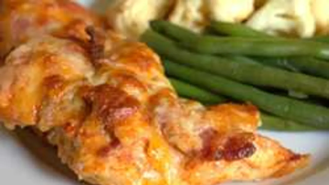 Sajt és szalonna bevetésben: Ilyen ropogós még sosem volt a sült csirke!