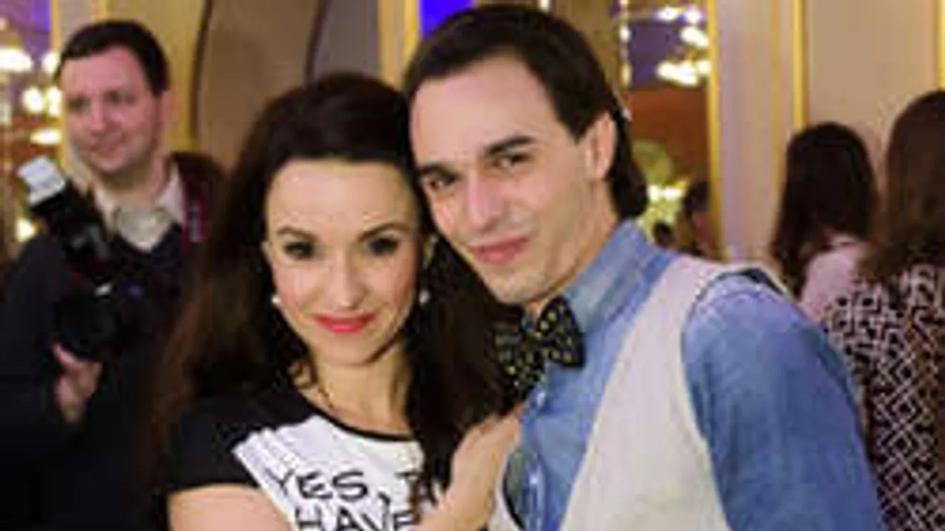 Hoppá: Mintha gömbölyödne az Operett sztárjának pocakja!