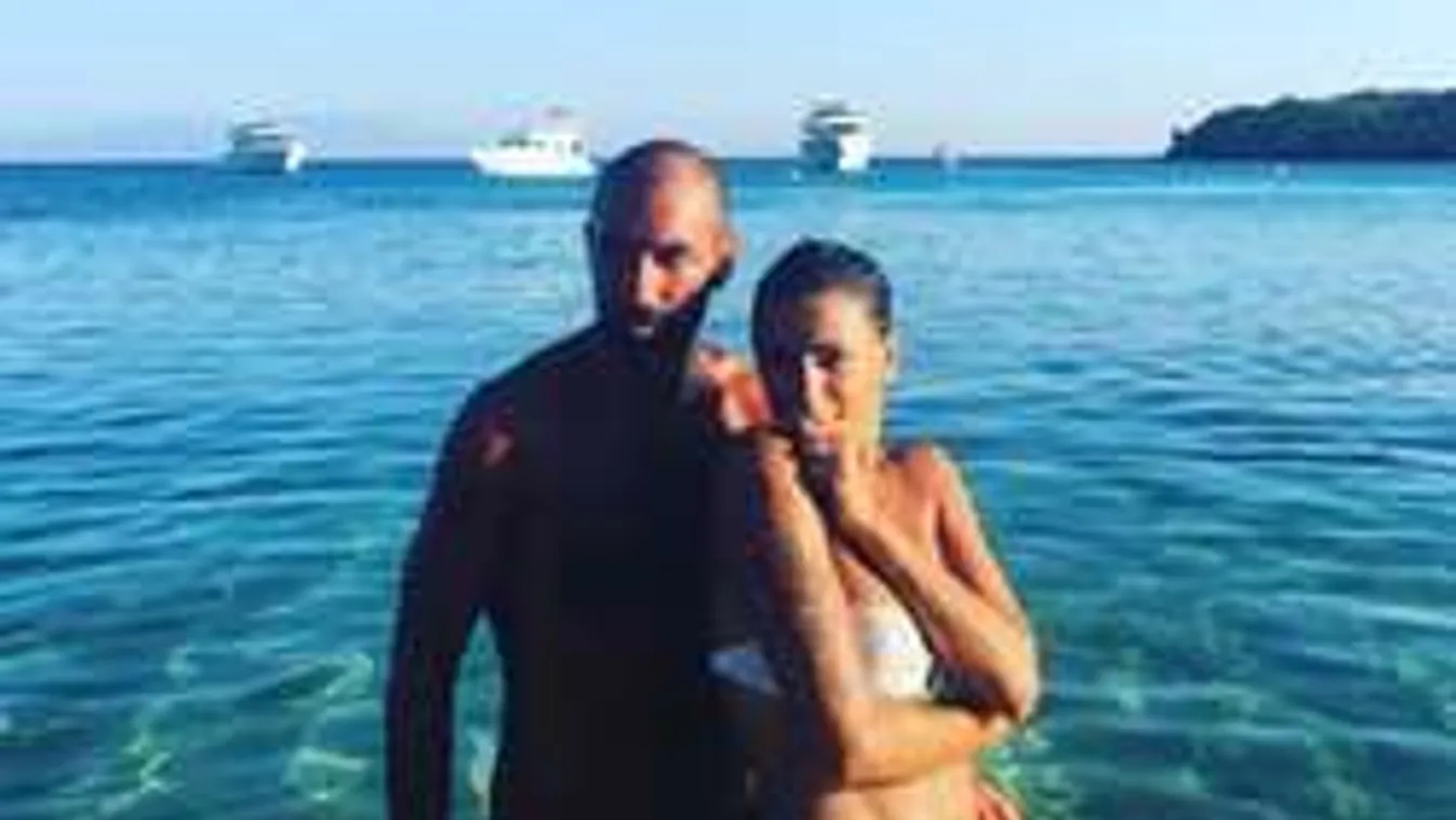 Melltartó nélkül ölelgeti a focilegendát szexi felesége