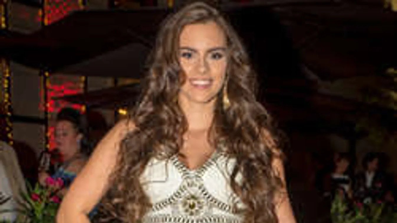 Fenekestül felfordult a királynő élete!