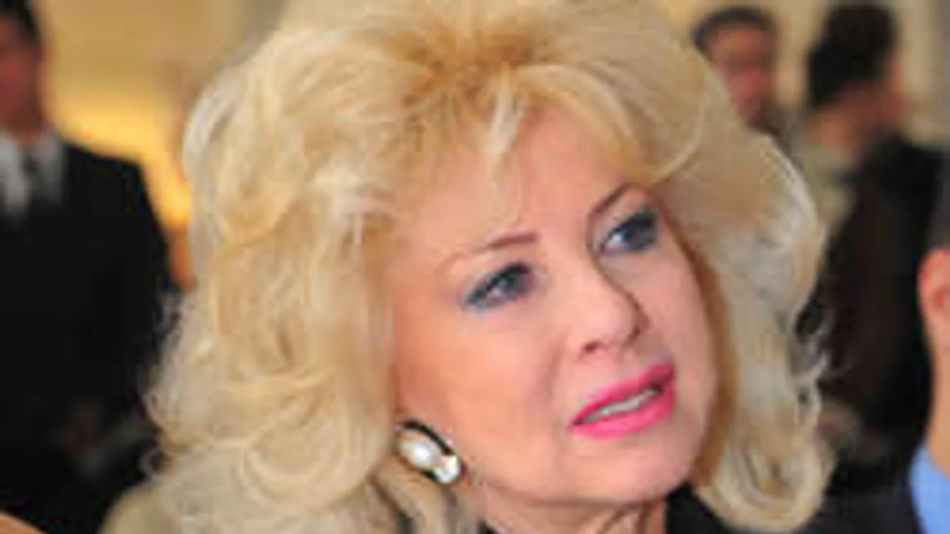 Lebukott: csókolózás közben fotózták le Medveczky Ilonát!