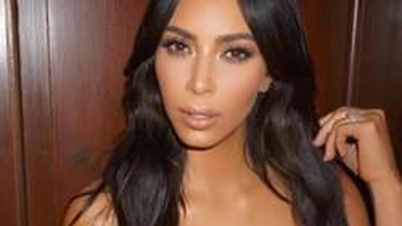 Kim Kardashian ismét pucérkodott egy sort