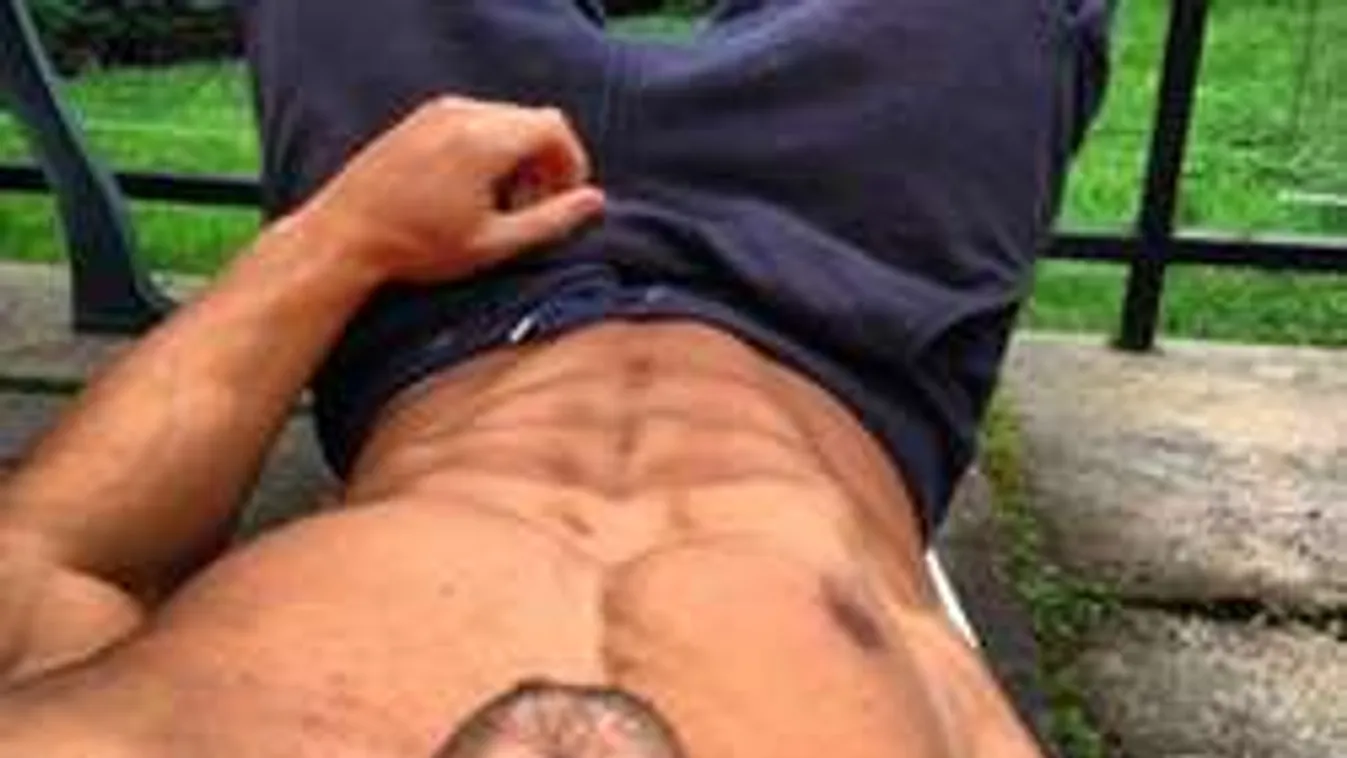 Így kényeztetik magukat a férfiak! Less be a kulcslyukon