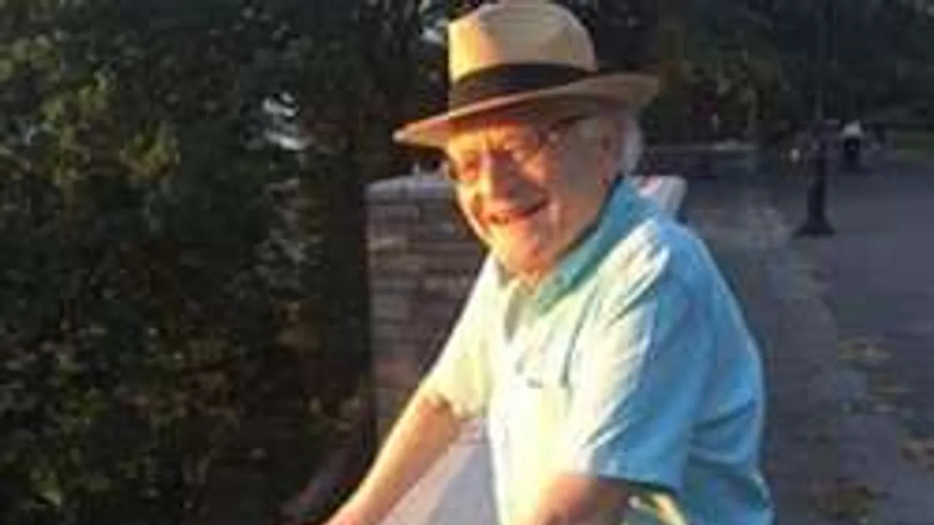 Elveszi 50 évvel fiatalabb barátnőjét a rendező