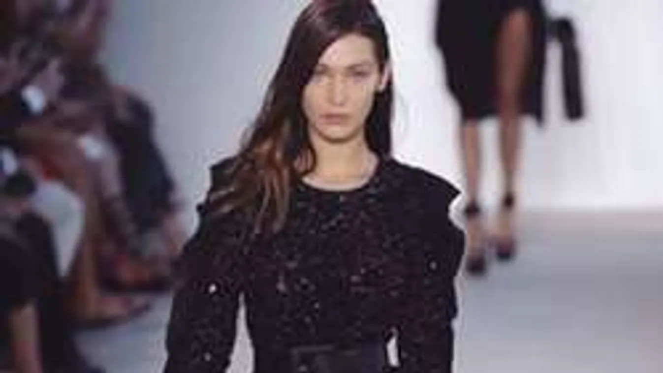 Ekkorát  régen esett modell a kifutón!