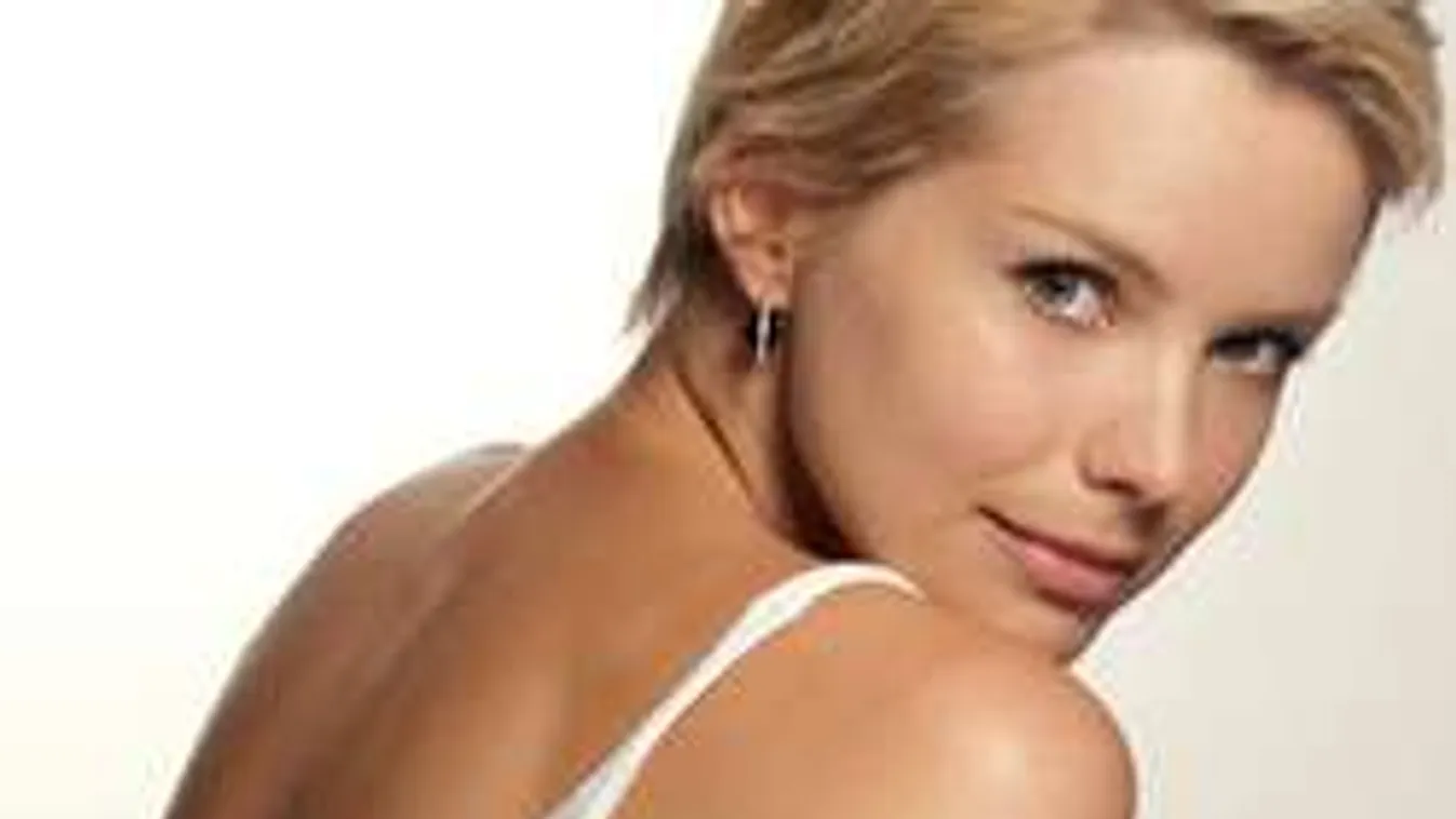 Hoppá: Egyszerre két férfi puszilgatta a gyönyörű magyar színésznőt!