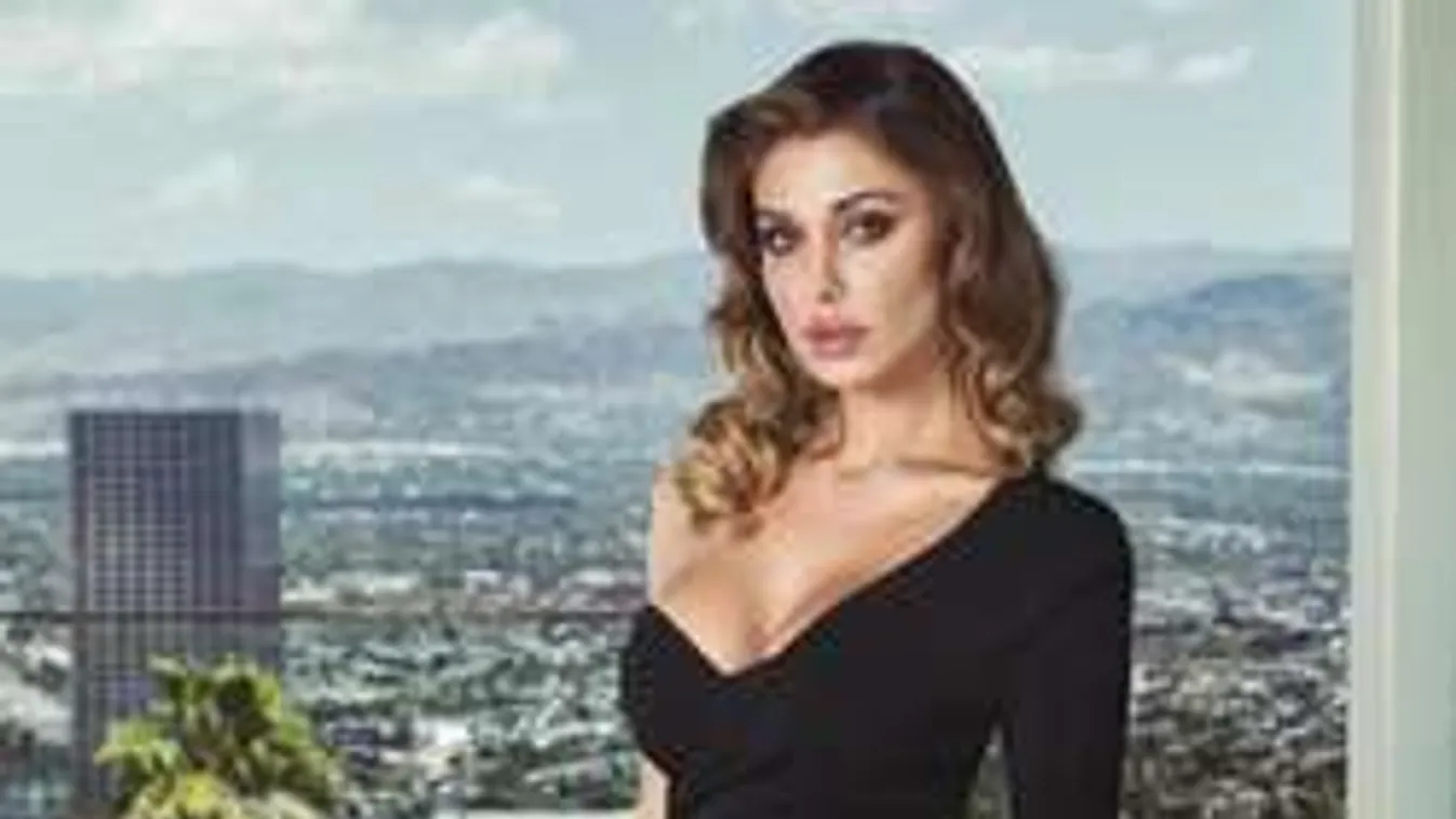 Meztelenül pózol a kerek mellű álomnő