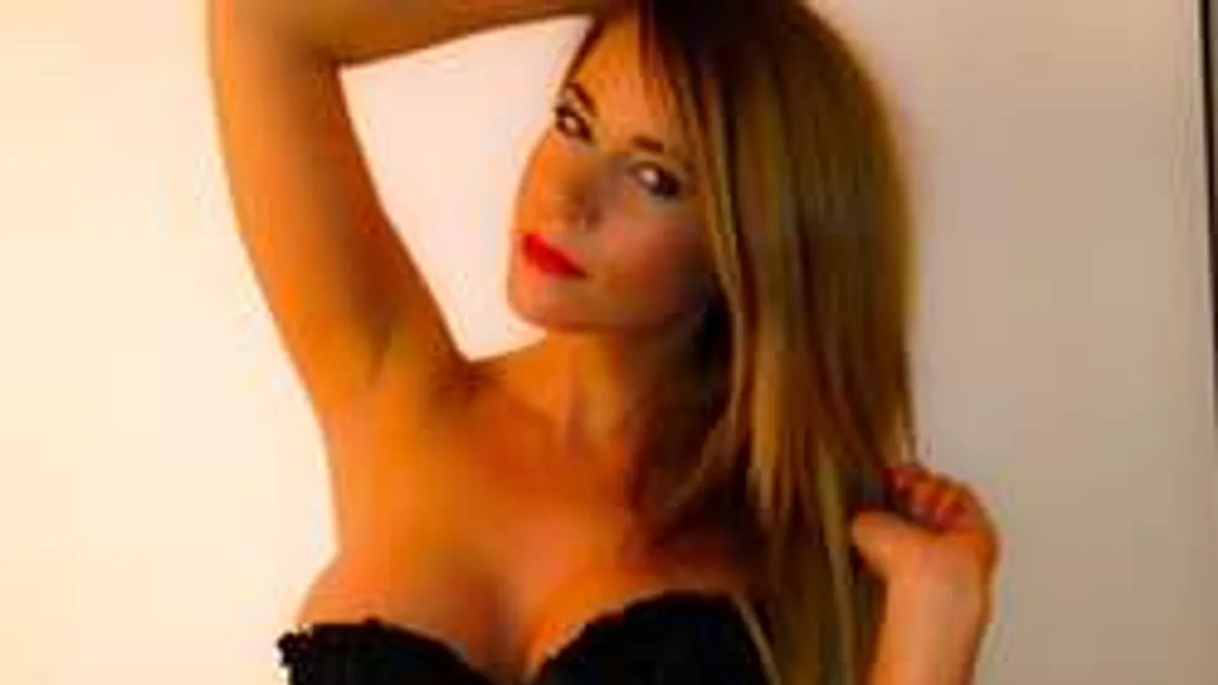 Bikiniben, hatalmas dekoltázzsal búcsúztatja a nyarat a TV2 sztárja