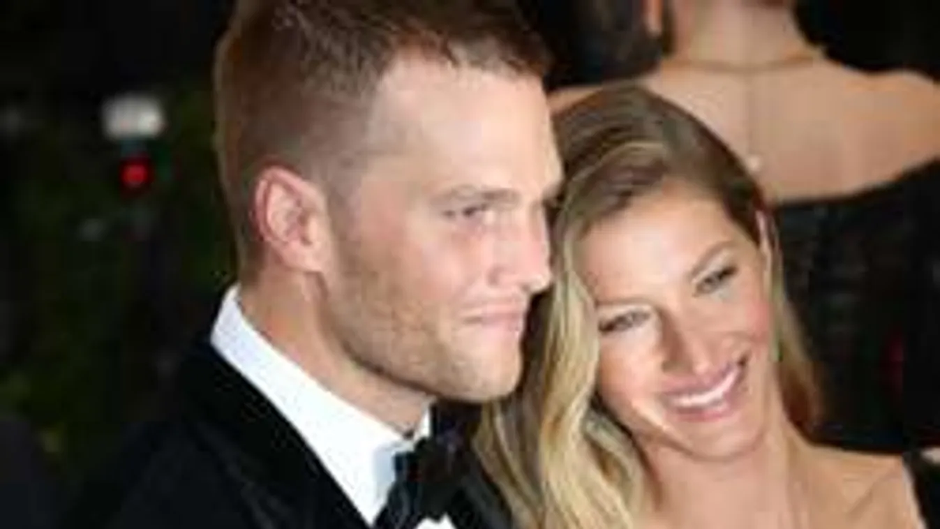 Meztelenül napozik a világszép modell férje