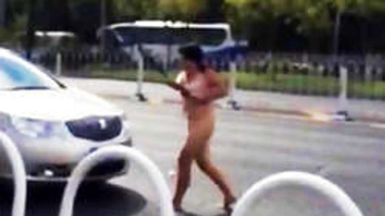 Vascsővel támadt az autósokra a félpucéran őrjöngő nő!