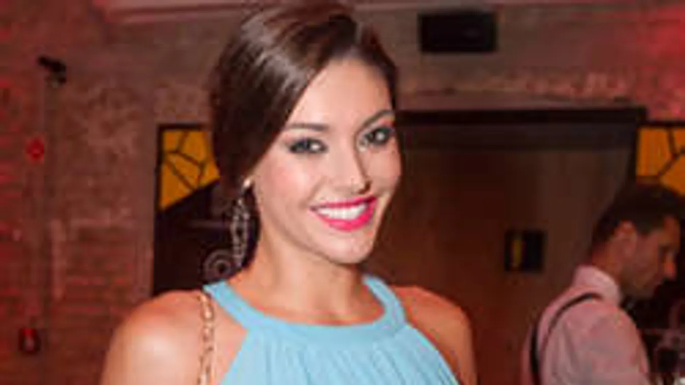 Melltartó nélkül, kebleivel népszerűsíti a tanfolyamát Kulcsár Edina