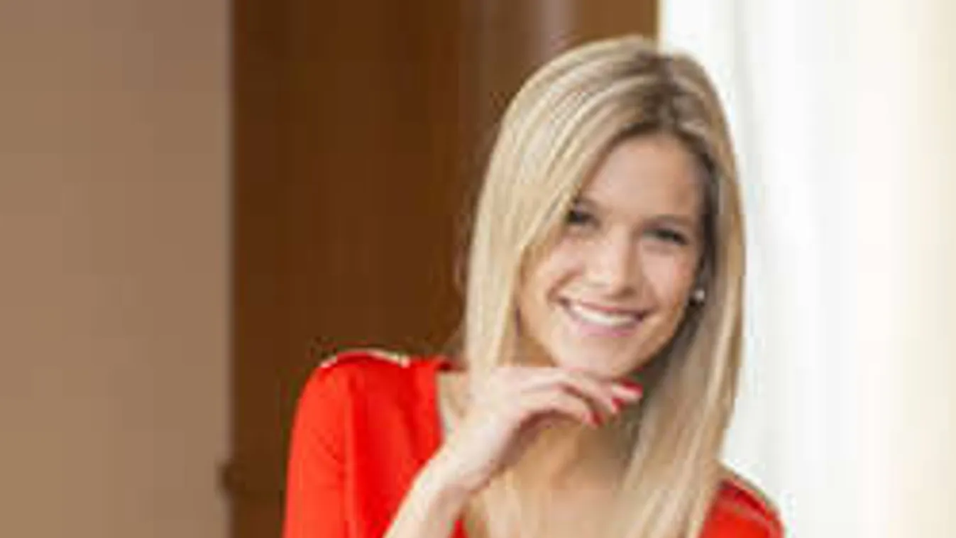 Képtelenek betelni a netezők a magyar szépségkirálynő szexi képével