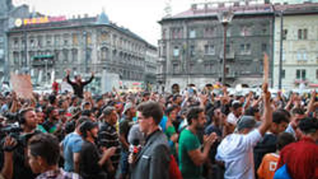 Ismét nőket zaklattak menekültek, a rendőrök nem tartóztatták le őket!