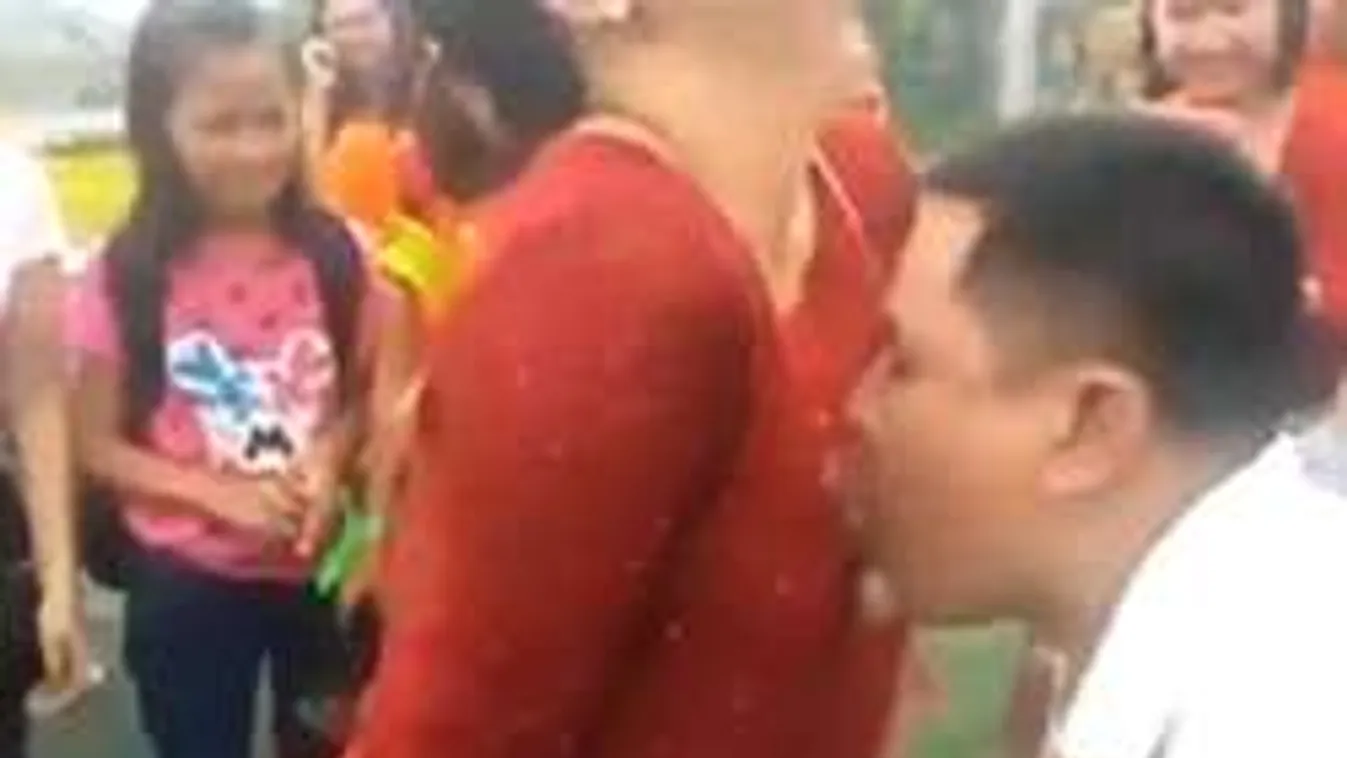 Botrányos csapatépítő: a kolléganők melléről ették a szőlőt