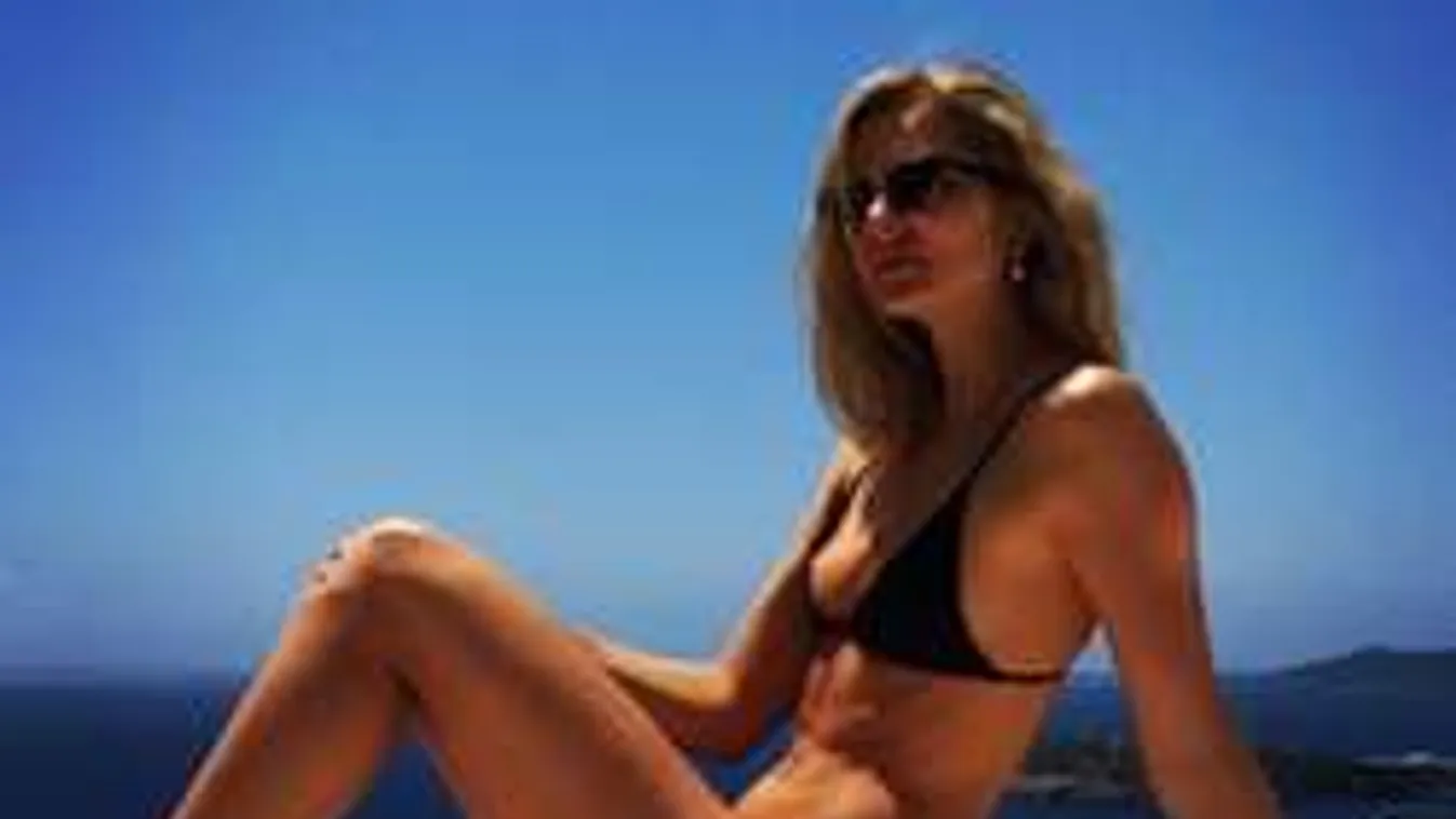 Egy szál bugyiban napozott Békéscsabán a világhírű modell!