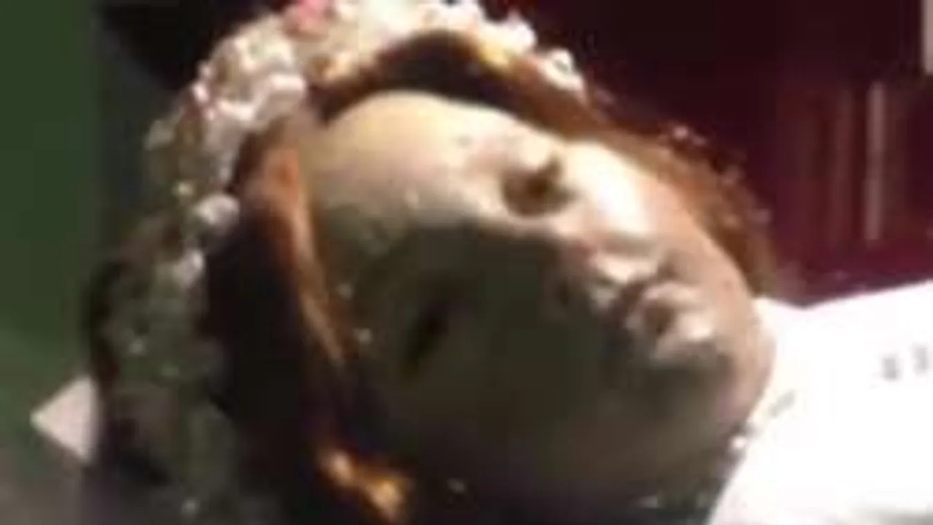 Hirtelen kinyitotta szemét a 300 éve halott, angyalarcú kislány!