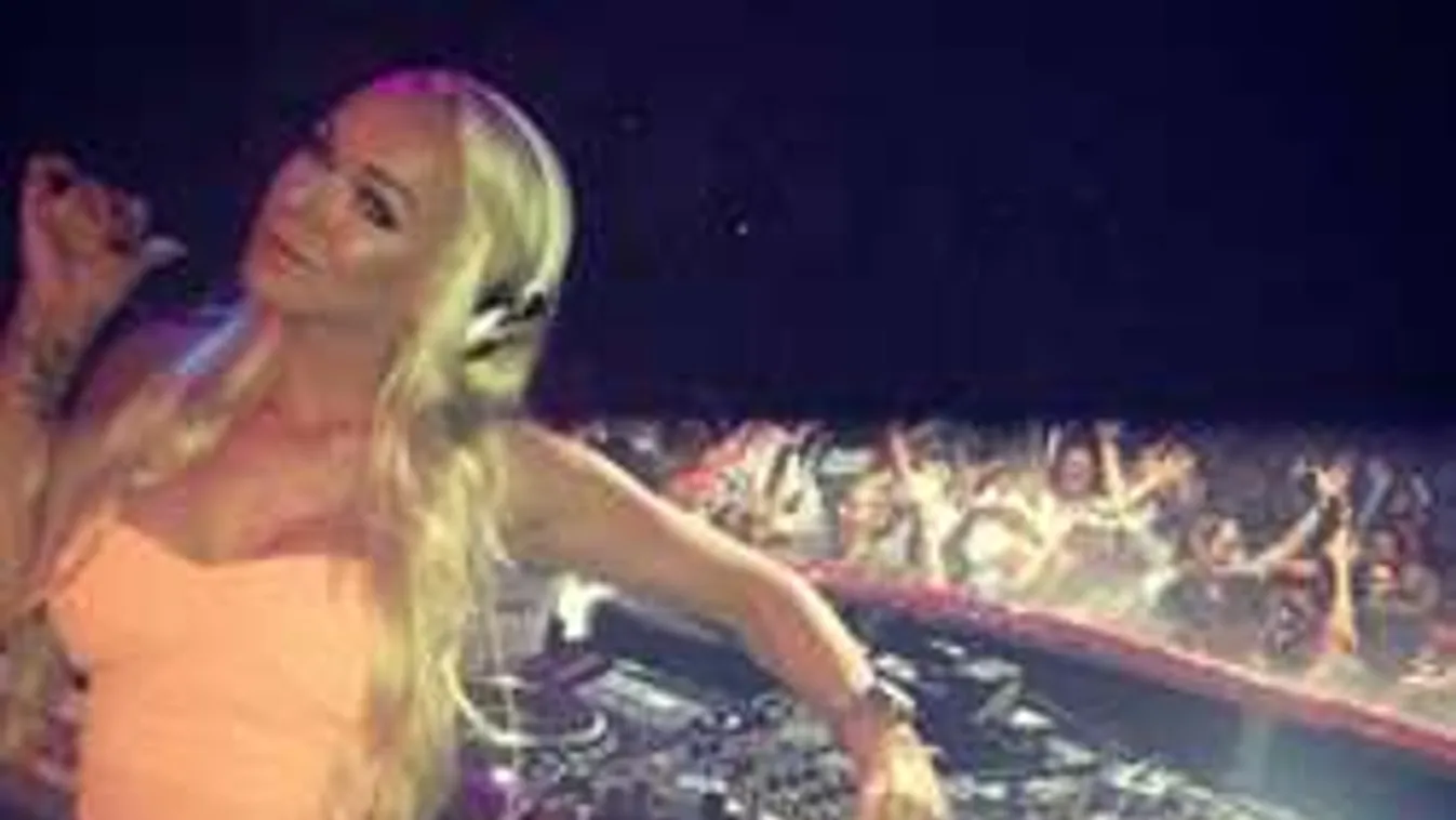 Ruhát szaggató, álló mellbimbókat villantott a magyar bombázó