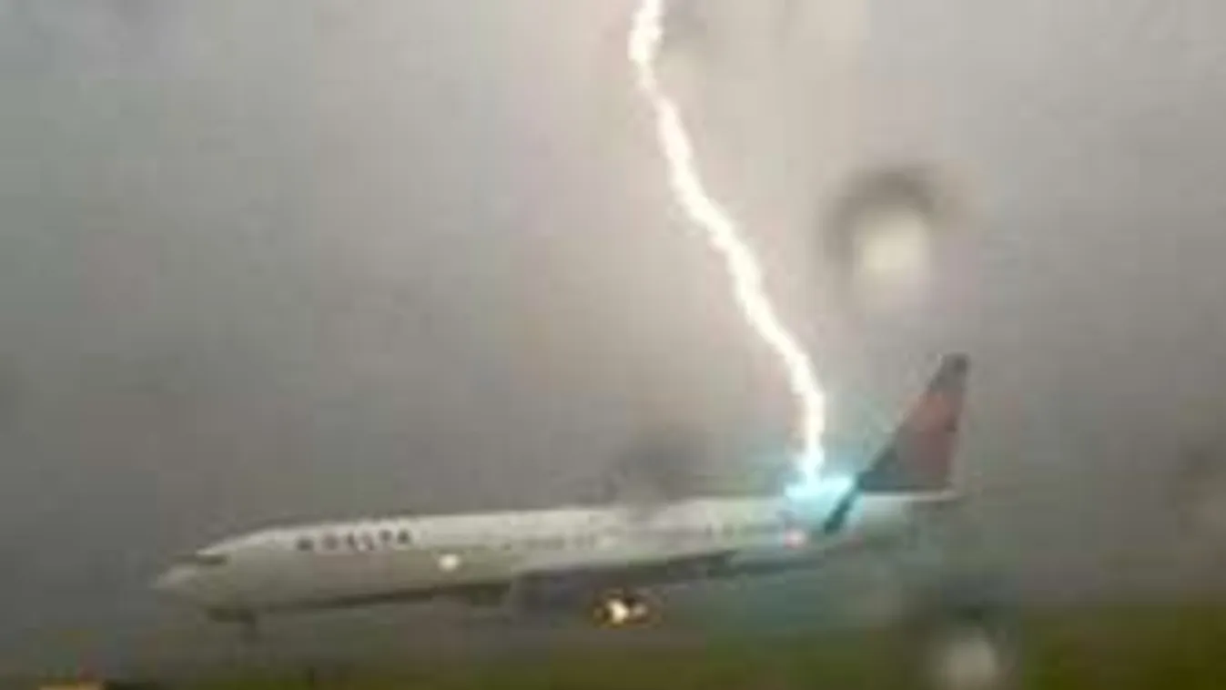 Rémisztő felvétel: villám csapott a repülőbe
