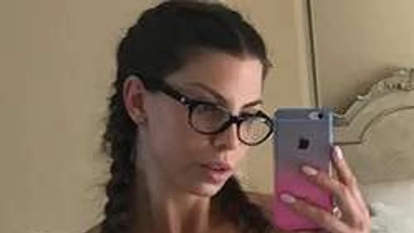 Szűk tangában villantott terhespocakot a hatalmas mellű modell!