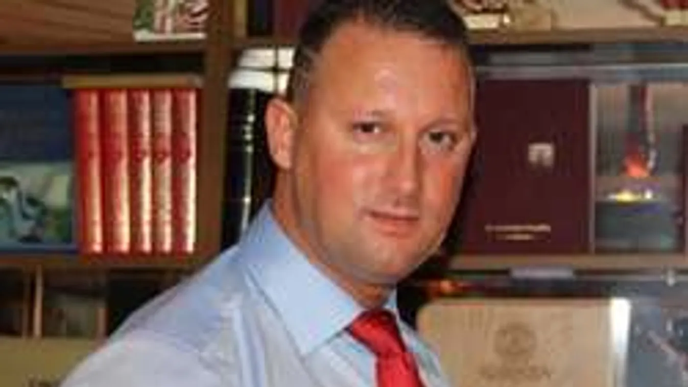 Hoppá: eljegyezte barátnőjét a TV2 nőfaló sztárja