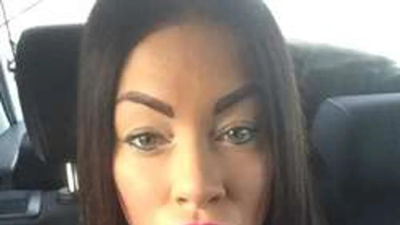 Perverz ajánlatokkal bombázzák a hatalmas mellű magyar plasztikcicát