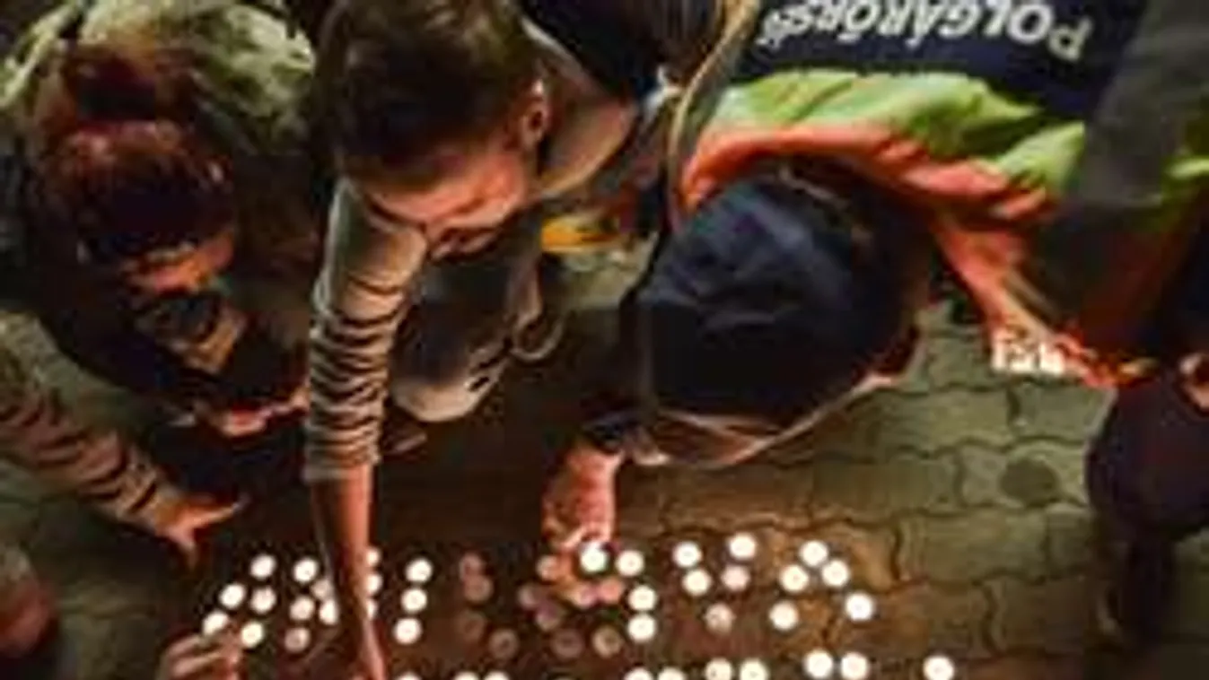 Gyertyát gyújtottak a körúti robbantásban megsérült rendőrökért - fotók