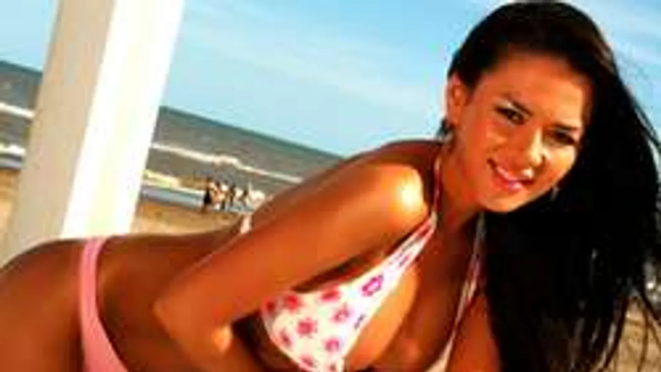 Meztelenül örül a dús keblű bombázó, aki még Beckhamet is visszautasította