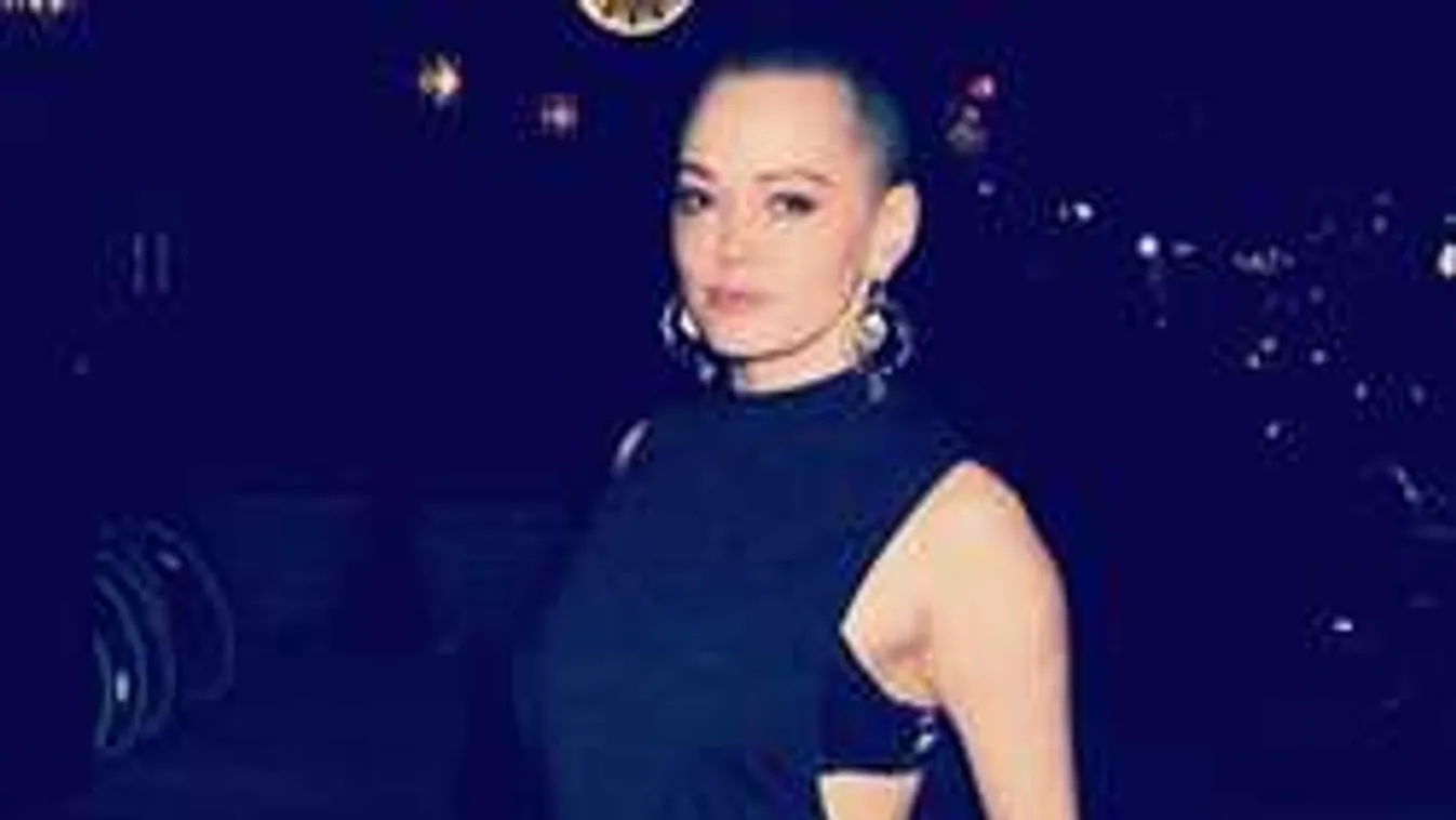 Bizarr képen mutatta meg melleit a Bűbájos boszorkák szereplője