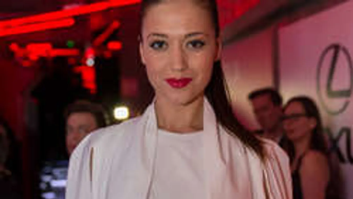 Mi történik a TV2 szexi sztárjának arcával?