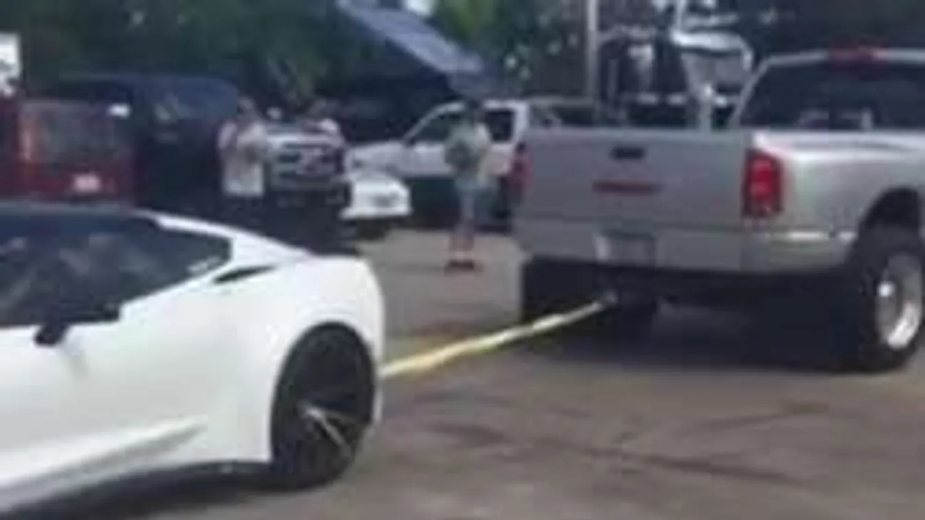 Így kell helyretenni egy pofátlanul parkoló luxusautóst! - videó