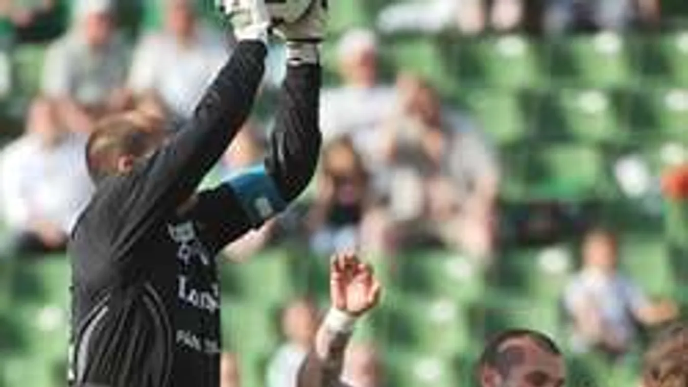 Felesége szeme láttára ütötték le a magyar focikapust