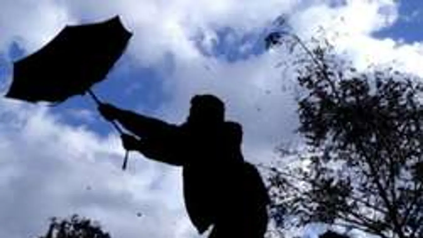 Kiadták a riasztást: Szélviharral kísért zivatar tart felénk!