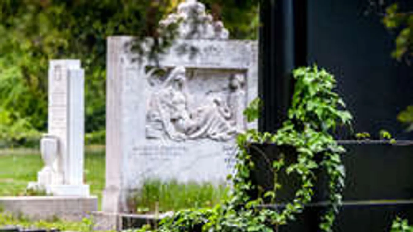 Lerabolt két sírt, hogy feldíszítsen egy harmadikat