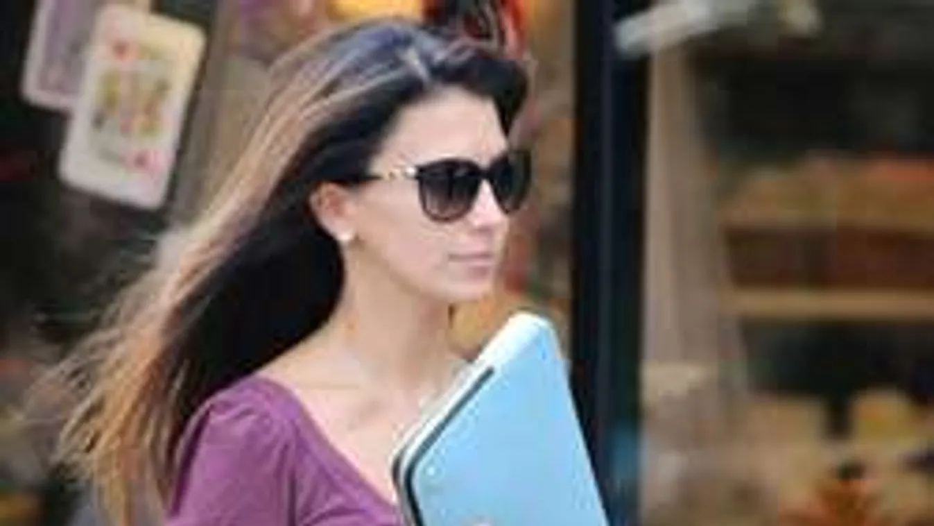 Fehérneműben pózolt egy nappal szülés után a sztáranyuka