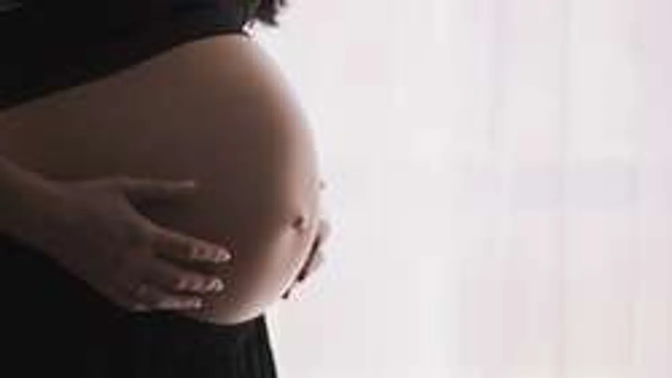 Tragédia: halálra gázolták az ikrekkel terhes kismamát Győrszemerén