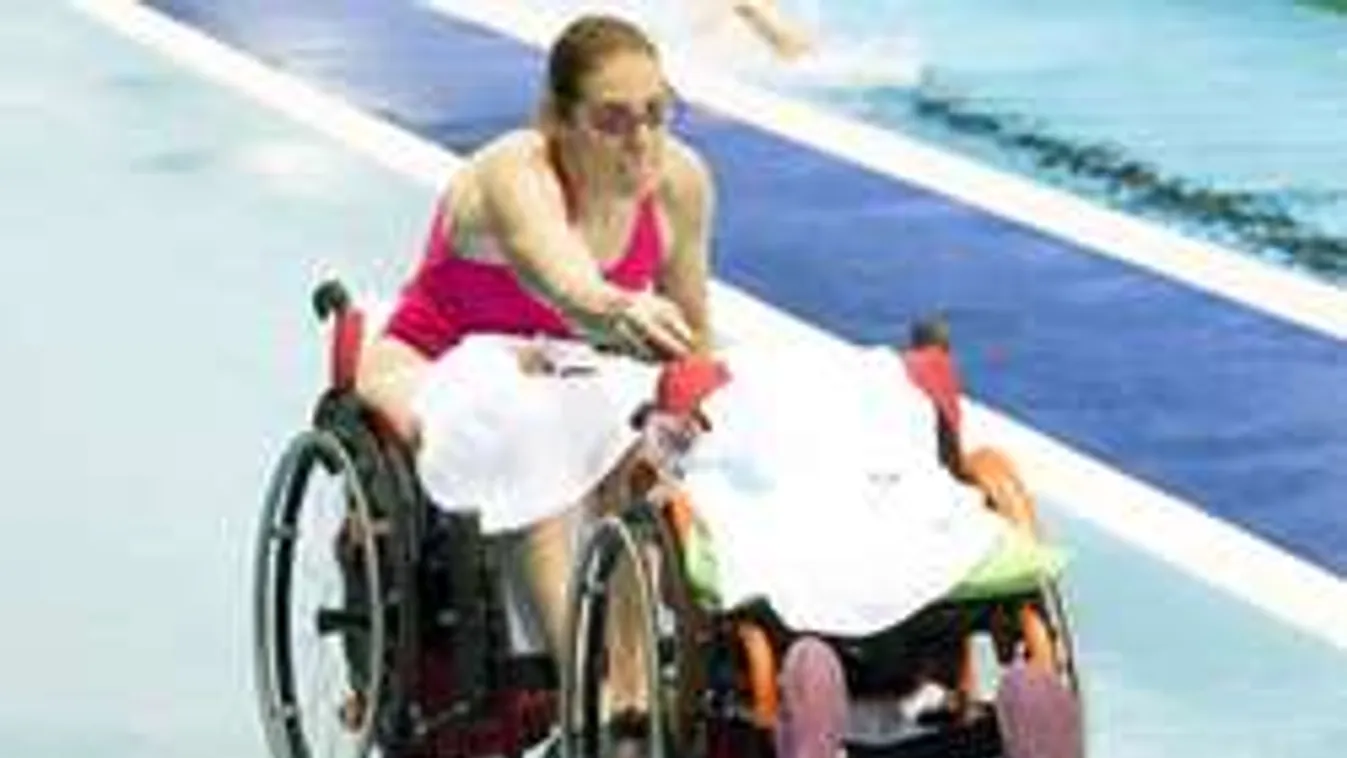 Tolószékkel az uszodába, fotókon Rio új hősei