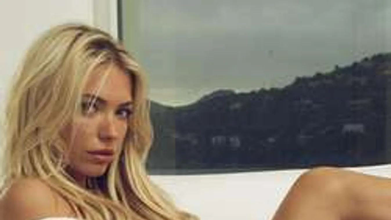 Meztelenül pózol a tükörben az elbűvölő szépség