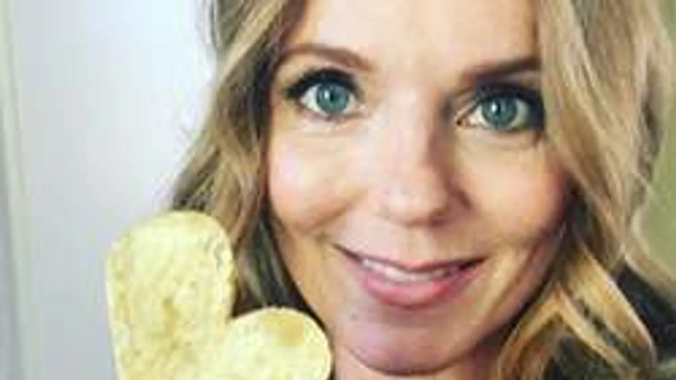 Jön a baba: Megmutatta gömbölyödő pocakját a 44 éves énekesnő!