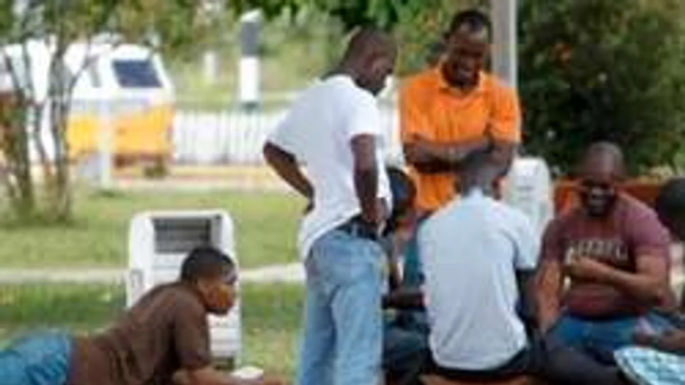 Armani és Boss ruháért, márkás cipőért tüntetnek migránsok