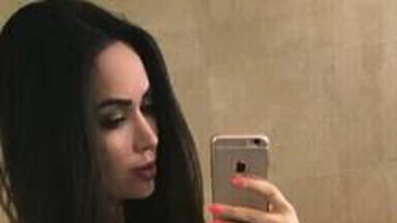 Ébredés után lőtt meztelen szelfit a hatalmas mellű magyar modell